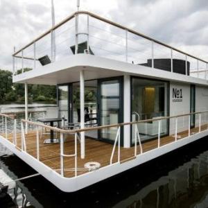 VIPliving Houseboat in Prague